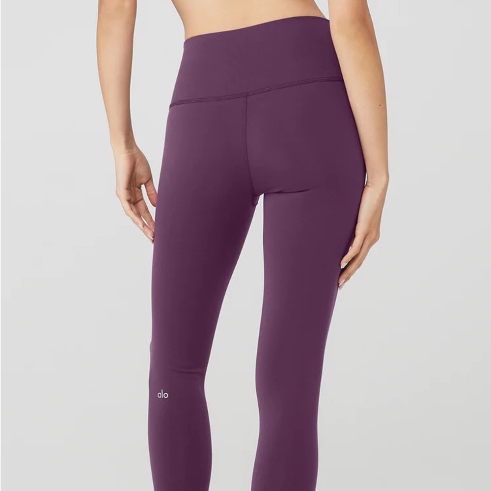 Alo 7/8 high waisted air brush leggings in dark plum 💜 new with tags!